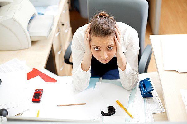 امرأة تمسك أوراق